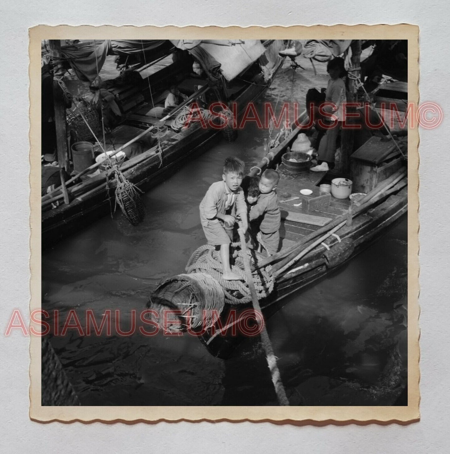 Sampan Chinese China Junk Children Boys Pier Port Hong Kong Photo 香港旧照片 29931