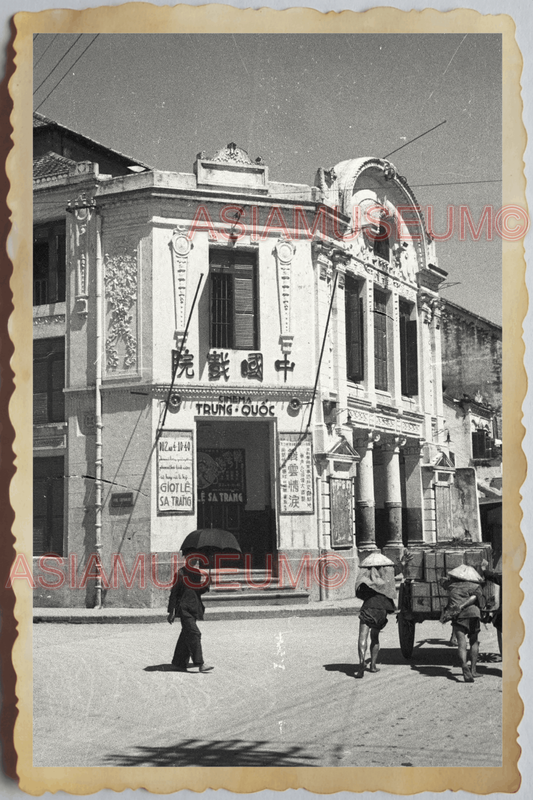 40s Vietnam HANOI HAIPHONG MOVIE CINEMA THEATER UMBRELLA OLD Vintage Photo 04326