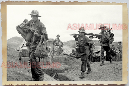 40s WW2 Vietnam ARMY TROOPERS GUN RIFLE MILITARY CAMP TRENCH Vintage Photo 27459