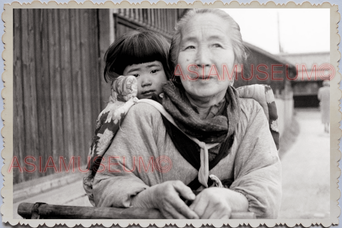 WW2 JAPAN TOKYO STREET SCENE WOMEN CHILD CUTE BABY GIRL Vintage Old Photo 24972