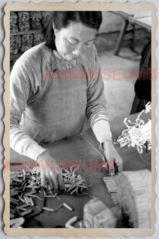 40s MACAU MACAO FIRECRACKER FACTORY WOMEN YOUNG LADY Vintage Photo 澳门旧照片 29950