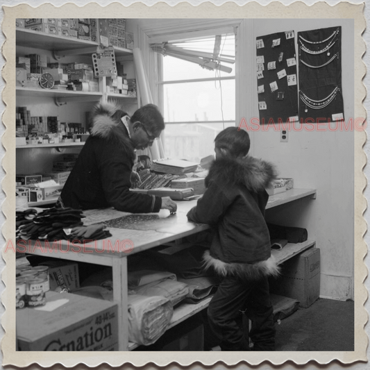 50s UTQIAGVIK NORTH SLOPE BARROW ALASKA BOY SHOP CASHIER VINTAGE USA Photo 7708