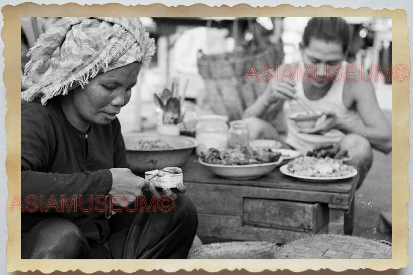 50s Vietnam War Saigon Ho Chi Minh Street Scene Women Man Eat Vintage Photo #916