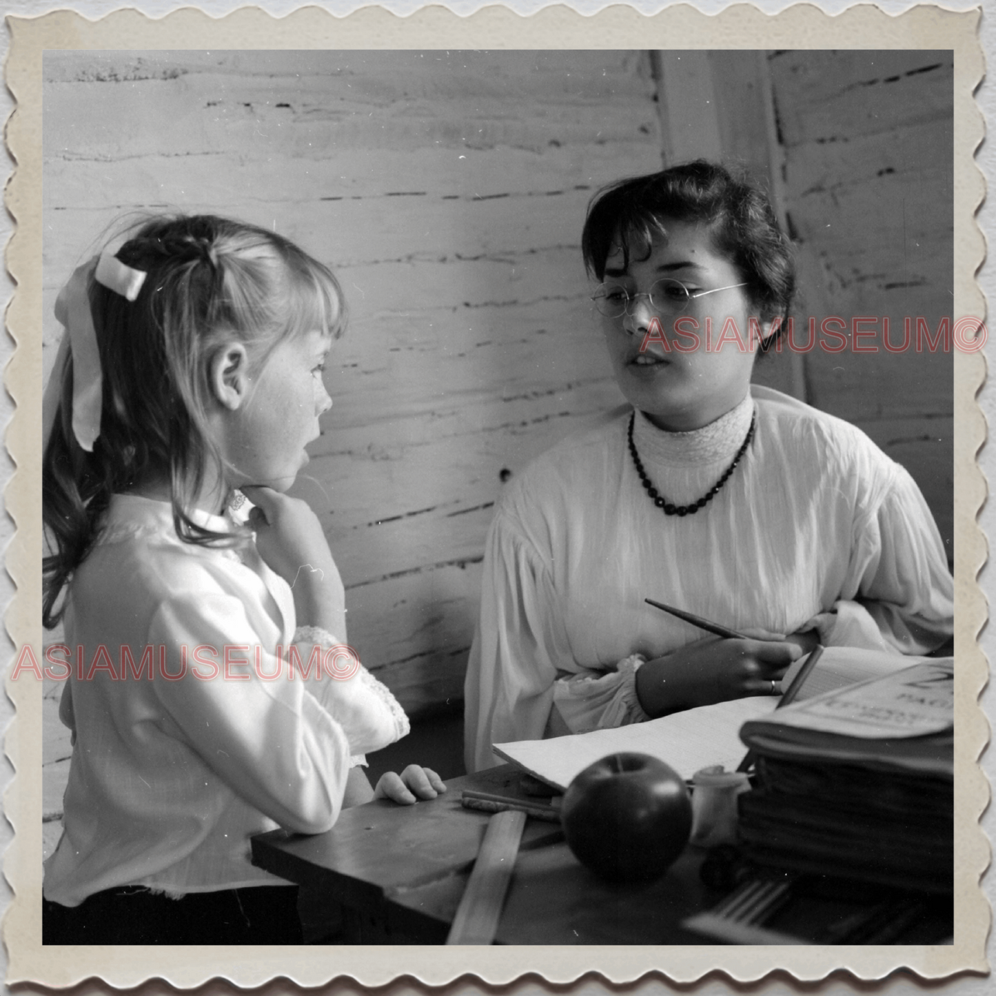 50s VIRGINIA CITY STOREY NEVADA RENO SCHOOL WOMEN TEACHER VINTAGE USA Photo 8388