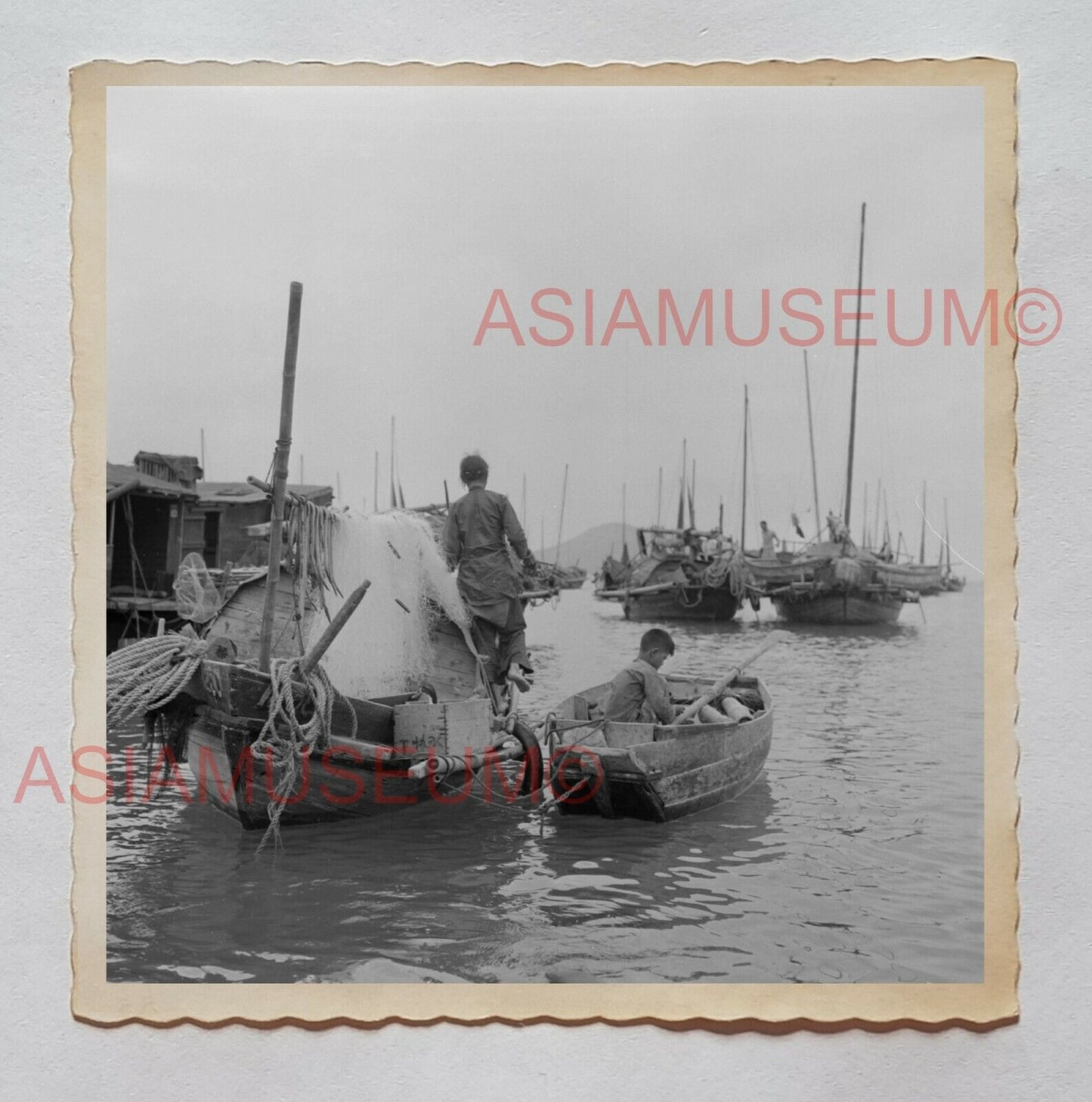 BOAT HOUSE WOMEN BOY ABERDEEN JUNK SAIL B&W Vintage Hong Kong Photo 27255 香港旧照片