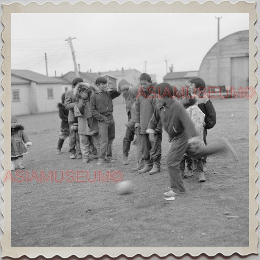 50s UTQIAGVIK NORTH SLOPE BARROW ALASKA CHILDREN PLAYING VINTAGE USA Photo 10053