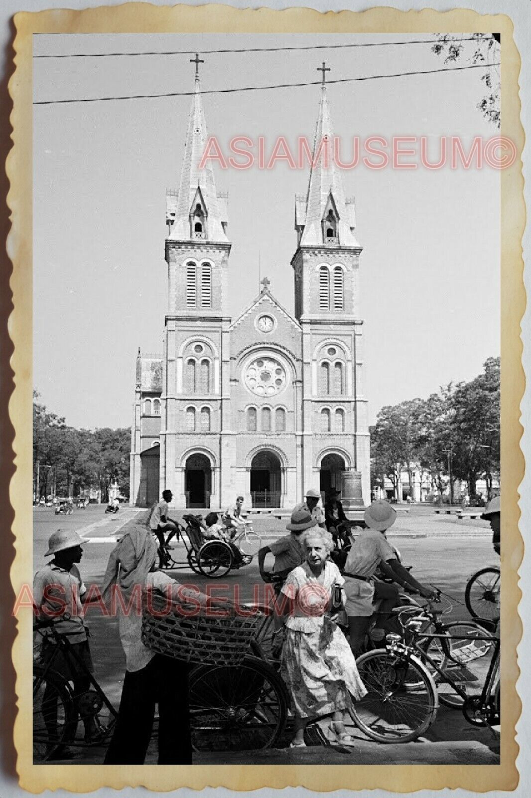 40s Vietnam War SAIGON HO CHI MINH NOTRE DAME CHURCH WOMEN Vintage Photo 1526