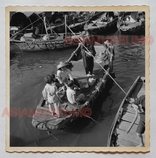 Women Lady Boathouse Sampan Children B&W Old Vintage Hong Kong Photo 香港旧照片 28173