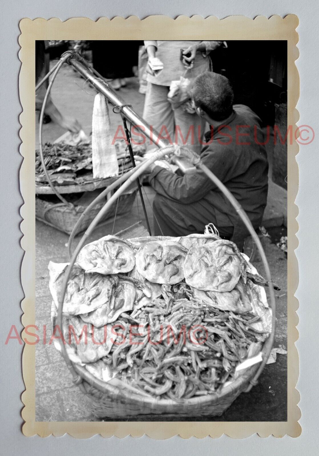 CENTRAL MARKET STREET DRIED FOOD MAN STALL Vintage HONG KONG Photo 23225 香港旧照片