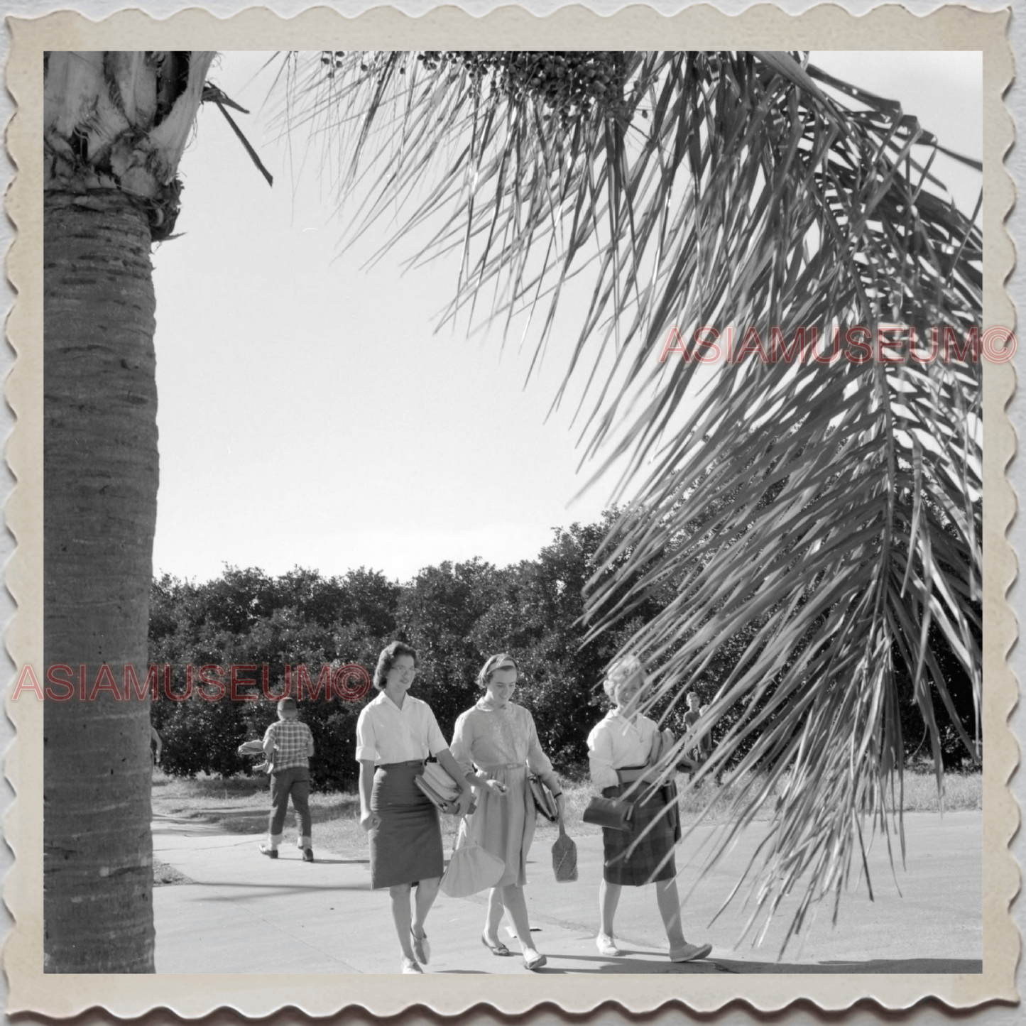 50s FROSTPROOF FLORIDA FOLK COUNTY WOMEN SIDEWALK VINTAGE USA AMERICA Photo 7940