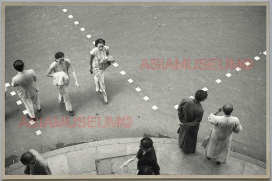 40's HONG KONG STREET SCENE WALKING ORIENTAL LADY WOMEN 香港旧照片 Postcard RPPC 1455