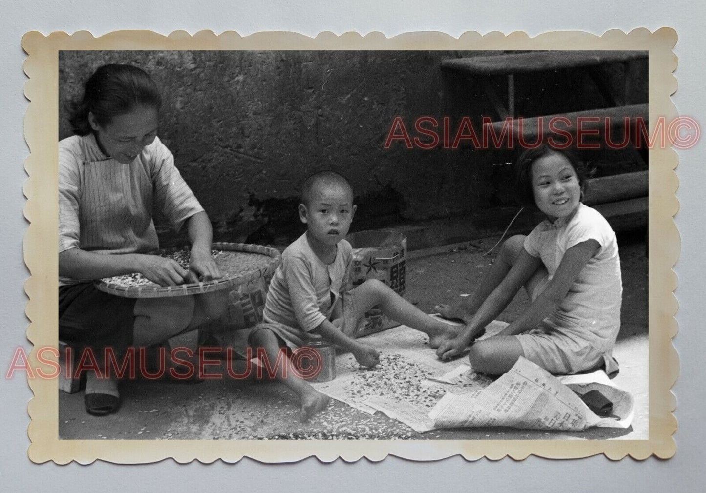 WOMEN CHILDREN GIRL BOY PLAY BACK STREET VINTAGE B&W HONG KONG Photo 18417 香港旧照片