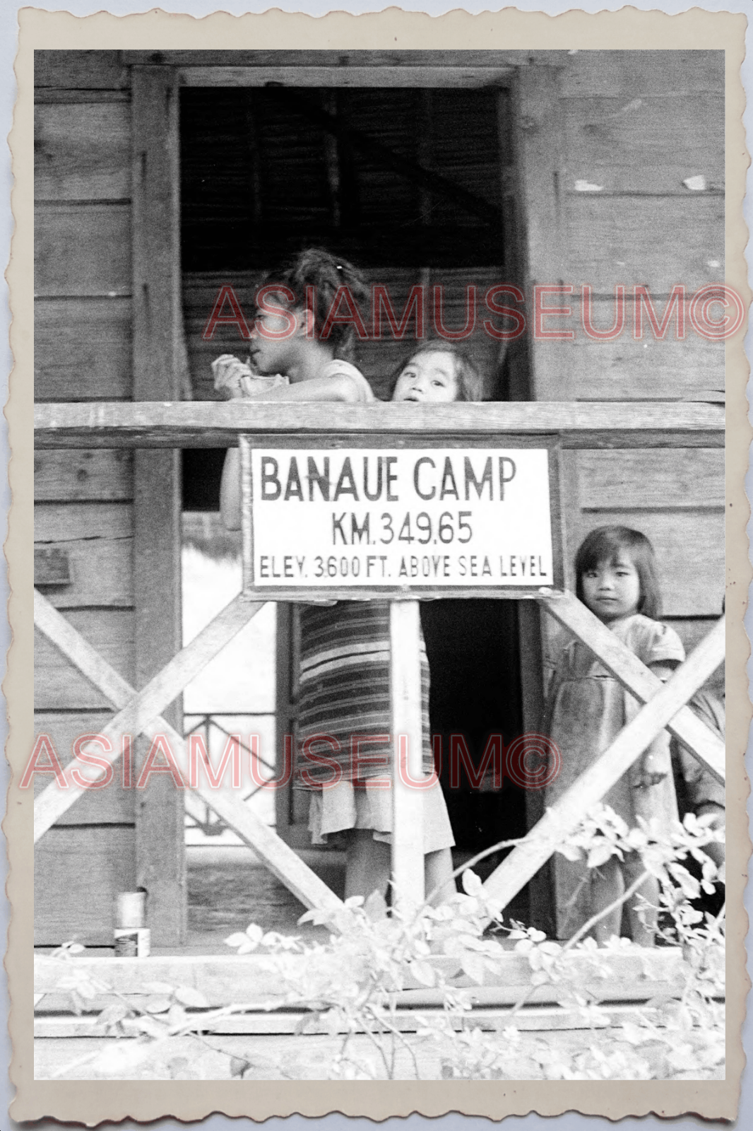 50s PHILIPPINES LUZON TRIBE BANAUE CAMP HOUSE YOUNG GIRL ww2 Vintage Photo 24388