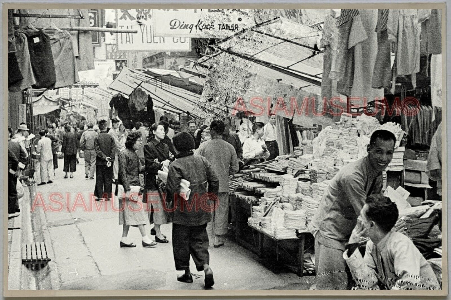 40's HONG KONG STREET VENDOR STORE STALL MAN LADY WOMEN 香港旧照片 Postcard RPPC 1456