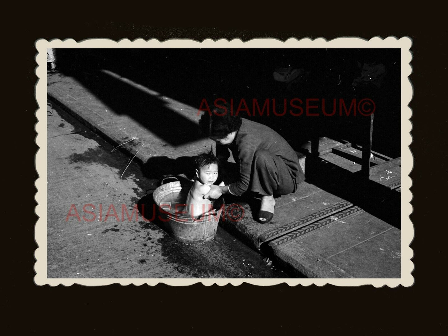 Women Lady Baby Wash Aluminium Bucket Street Vintage Hong Kong Photo 香港旧照片 #1960