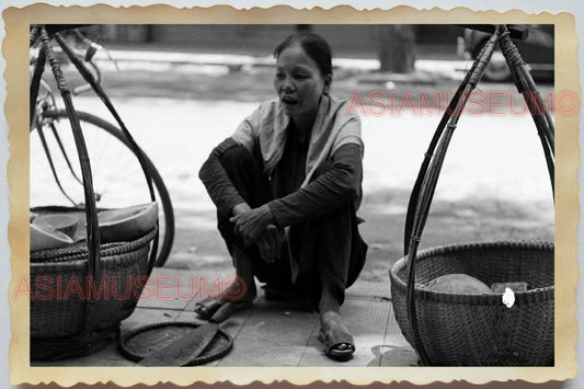 50s Vietnam War Saigon STREET SCENE MARKET LADY WOMEN FOOD Vintage Photo #1223