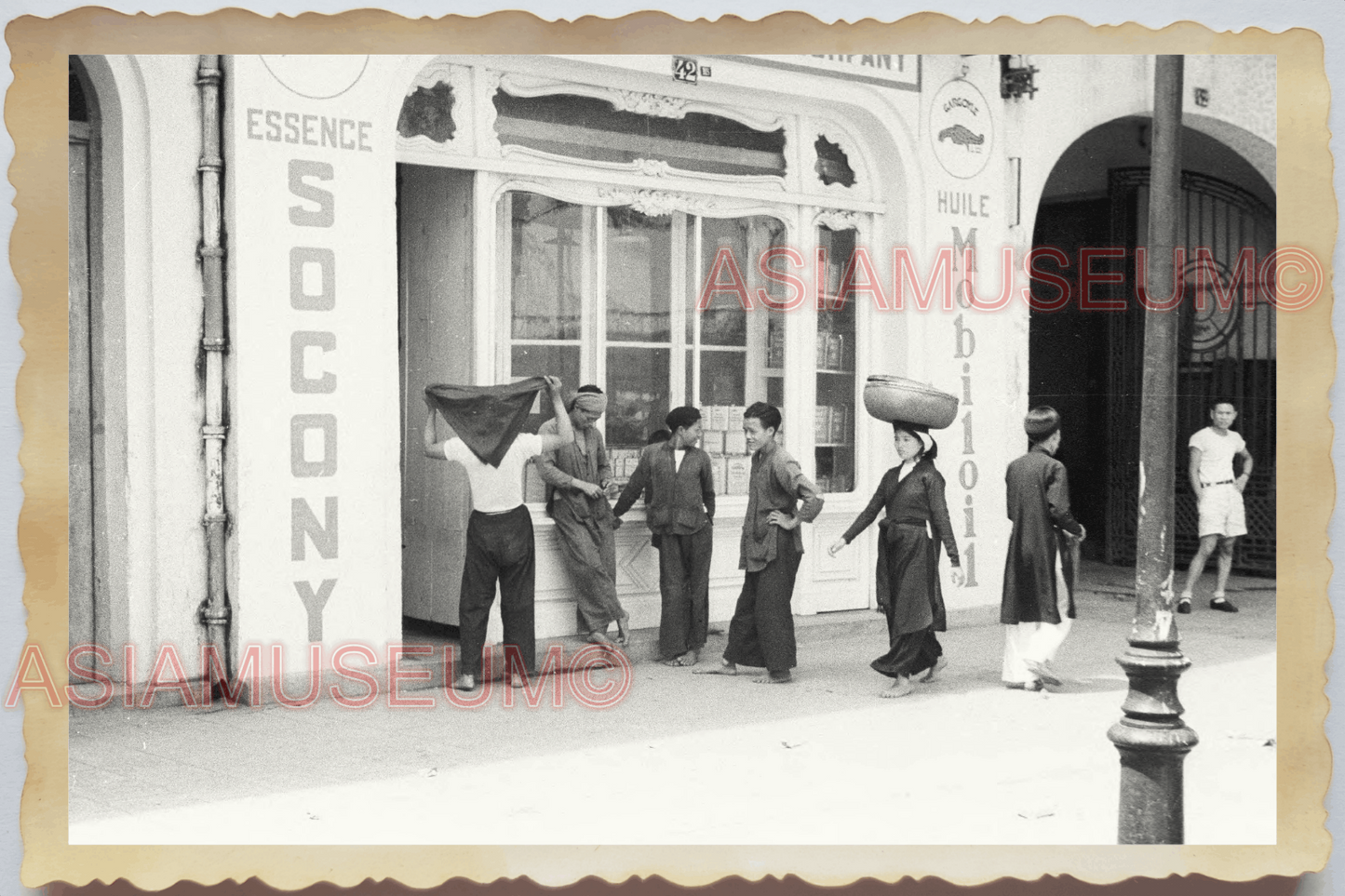 40s Vietnam HAIPHONG MOBIL VACUUM OIL GASOLINE SHOP WOMEN OLD Vintage Photo 4377