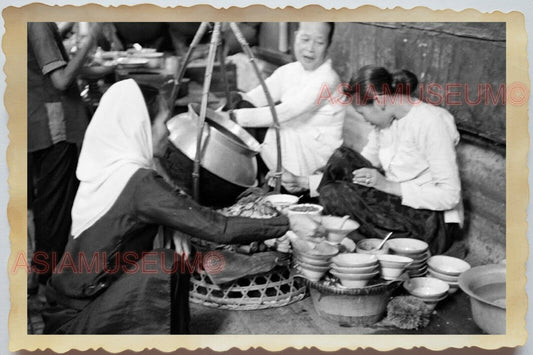 50s Vietnam SAIGON STREET SCENE MARKET FOOD VENDOR LADY SOUP Vintage Photo 1418