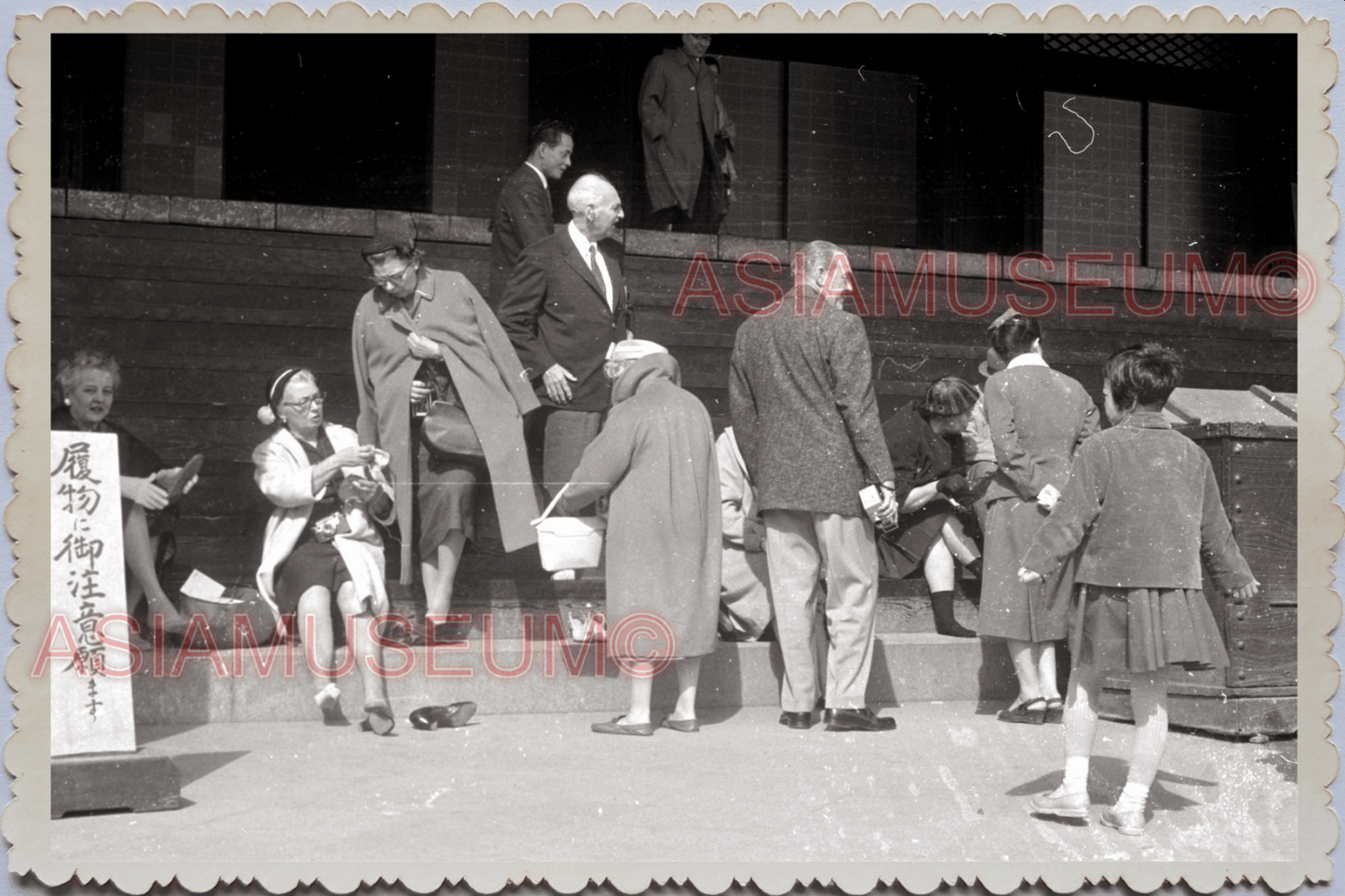 50s JAPAN TOKYO TEMPLE SHRINE ENTRANCE TOURIST SIGN LADY Old Vintage Photo 25553