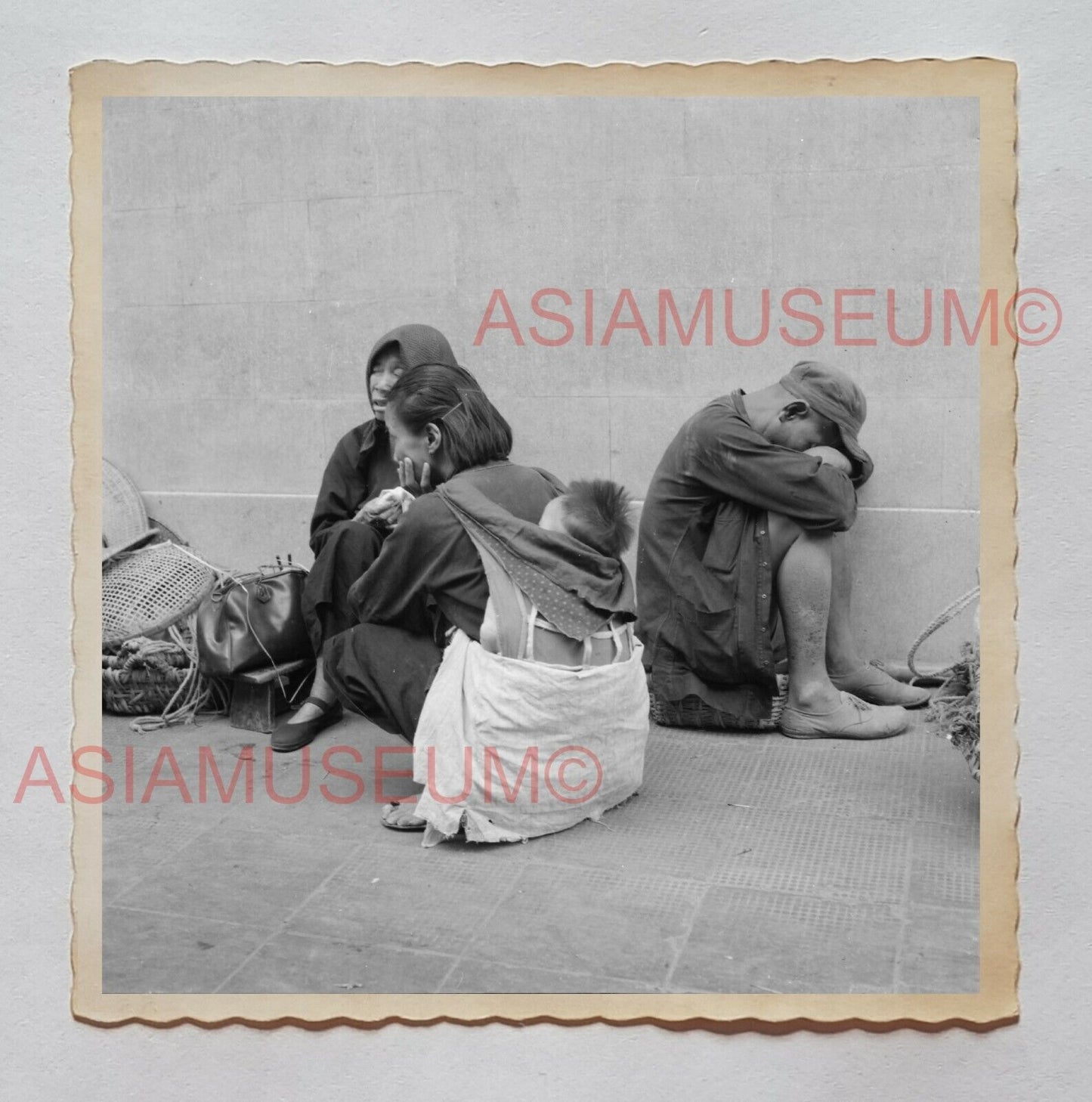 STREET SCENE WOMEN CHILDREN SQUAT VENDOR B&W Vintage Hong Kong Photo 27044 香港旧照片