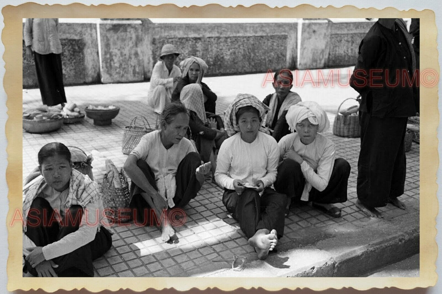 50s Vietnam War Saigon Ho Chi Minh Street View Women Lady Sit Vintage Photo #741