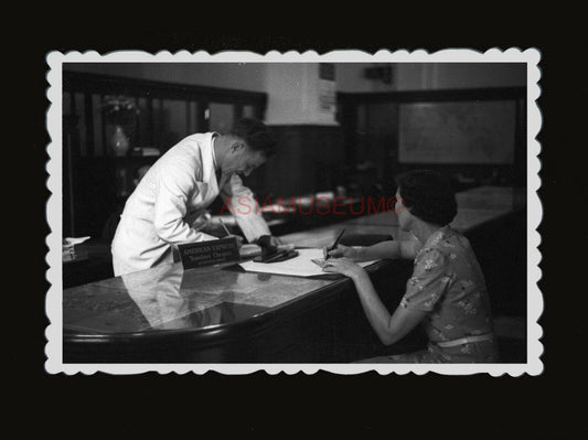 1950s BRITISH MAN CHINESE WOMEN ORIENTAL CHEONG SAM BANK Hong Kong Photo #1268