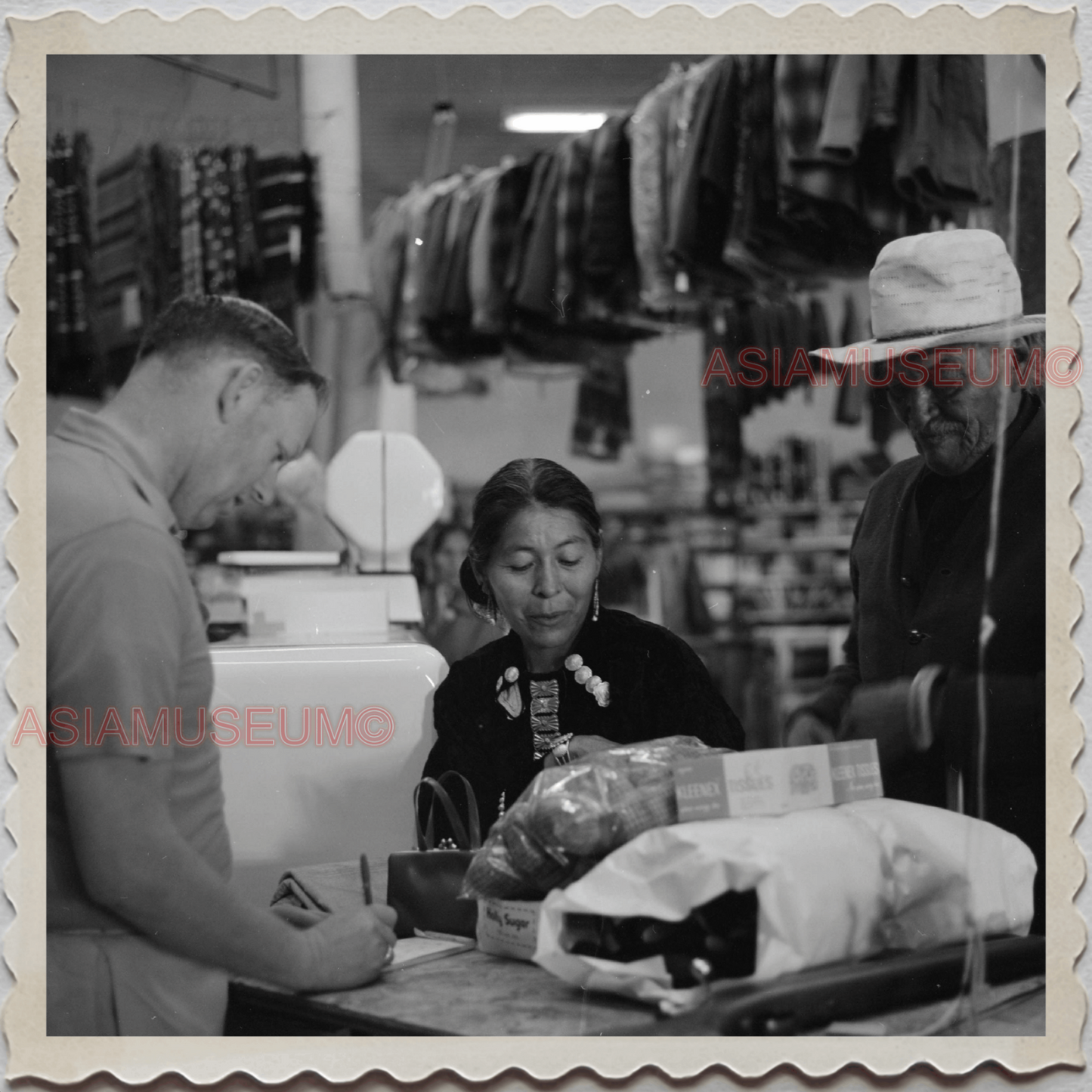 50s NAVAJOLAND NAVAJO ARIZONA NEW MEXICO TUBA CITY LADY SHOP OLD USA Photo 8204