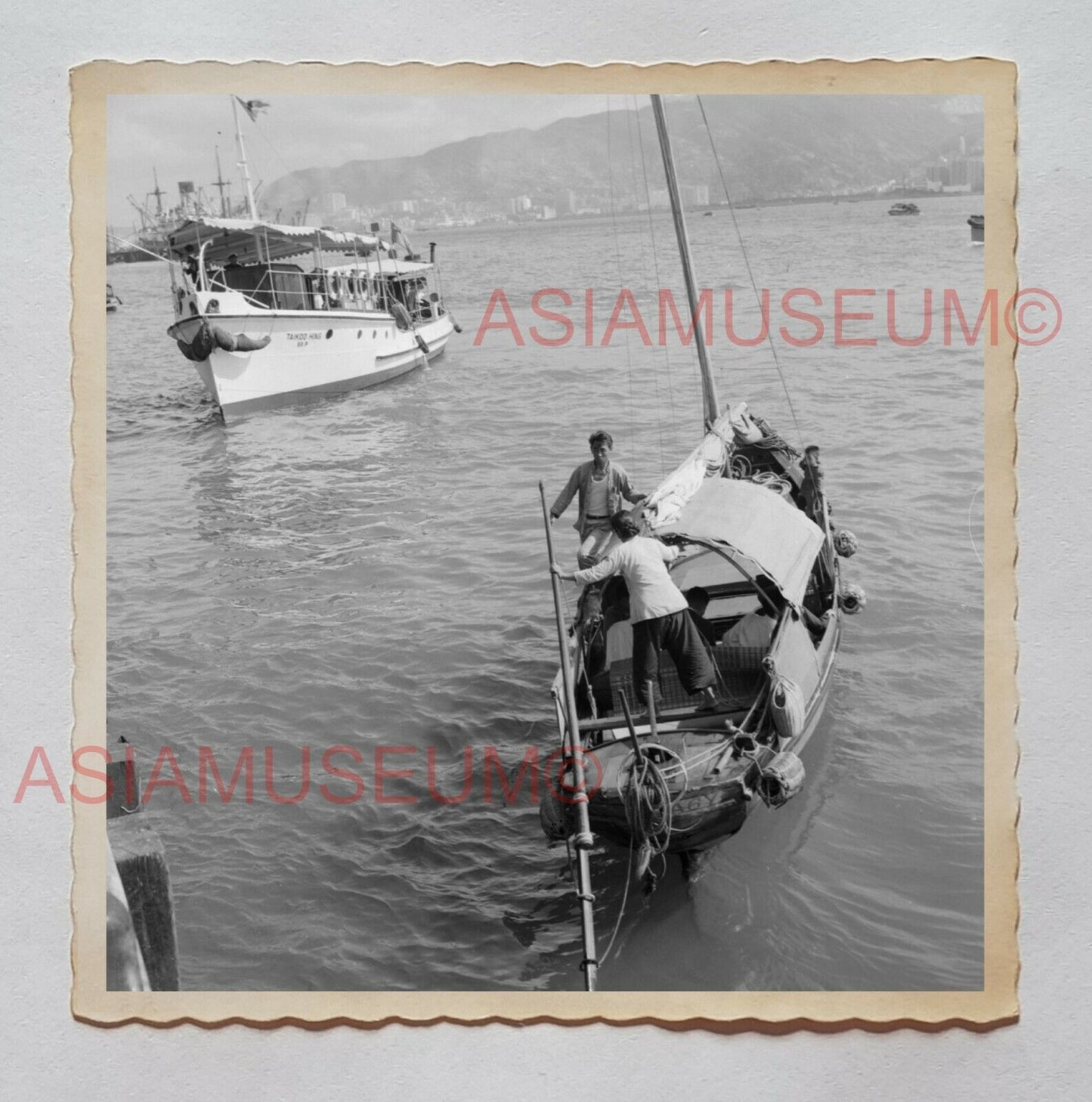 1940s MAN STEER BOAT CHINESE JUNK SAIL FERRY Vintage Hong Kong Photo 30332 香港旧照片