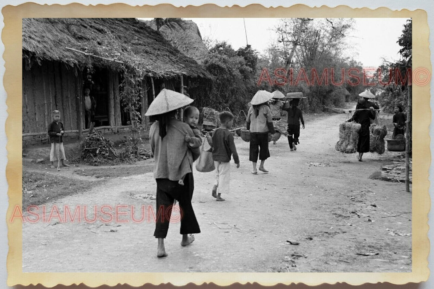 50s Vietnam SAIGON VILLAGE WOMEN STRAW HAT BABY BOY CHILD OLD Vintage Photo 1286