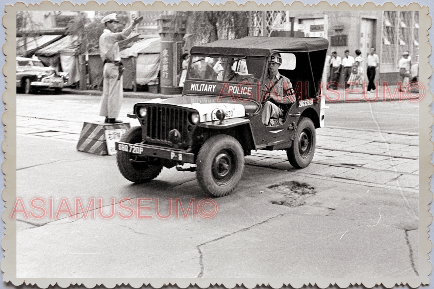 50s JAPAN TOKYO AMERICAN USA ARMY SOLDIER TRUCK JEEP STREET Vintage Photo 25927