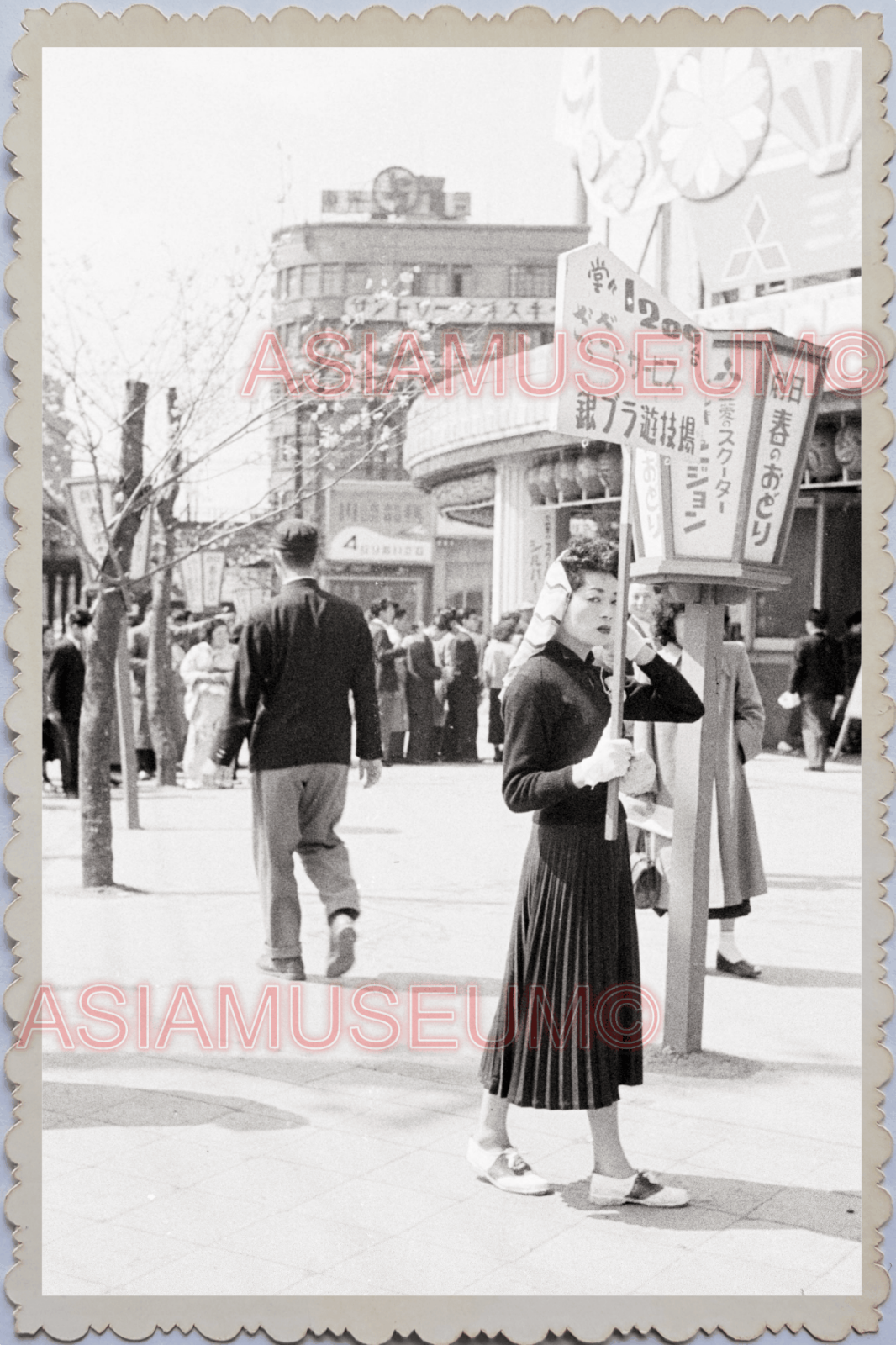 40s WW2 JAPAN TOKYO STREET SCENE SIGN ADVERTISEMENT LADY Vintage Old Photo 24554