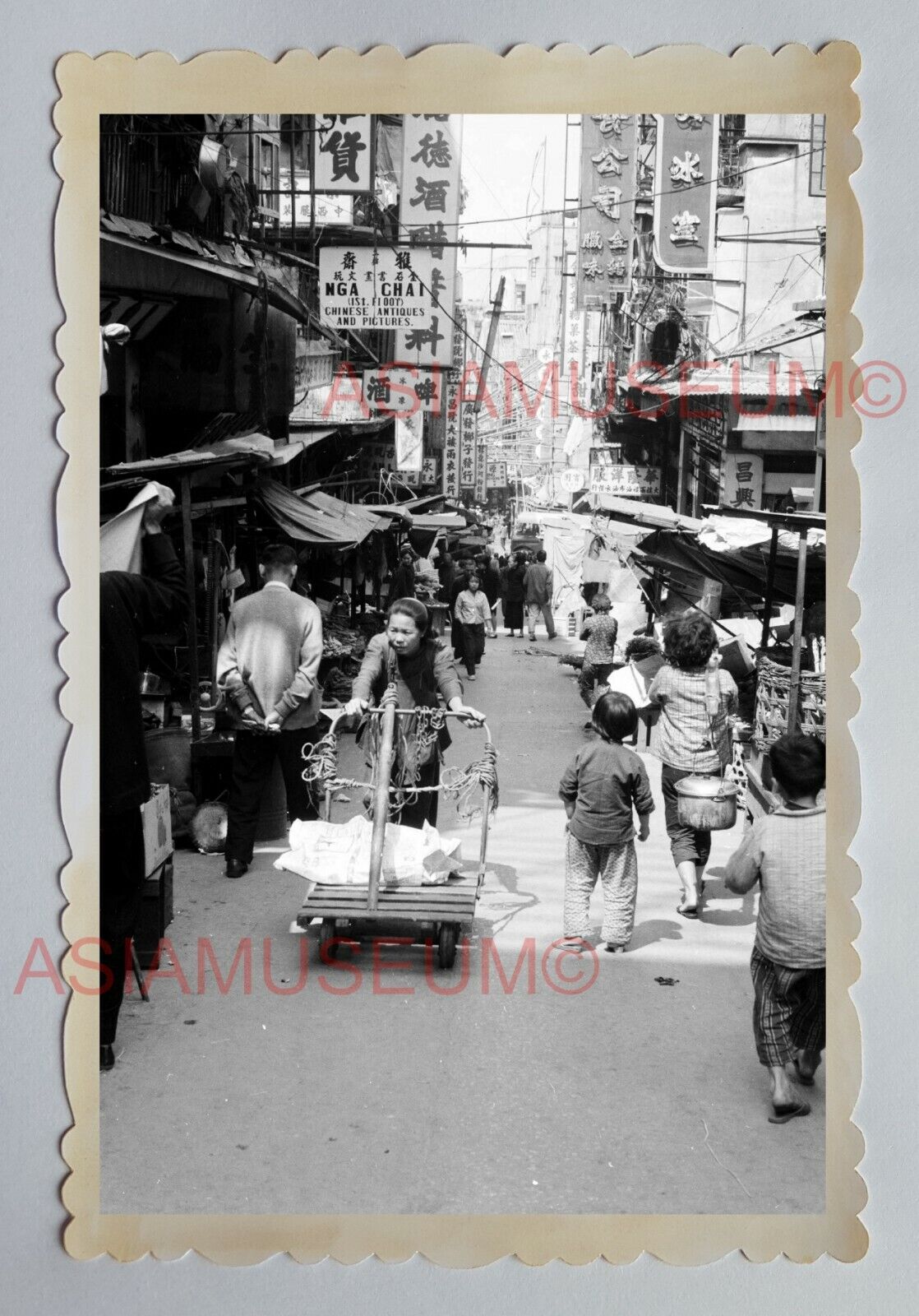 CENTRAL WOMEN CART CHILDREN STREET SCENE B&W Vintage HONG KONG Photo 23102 香港旧照片