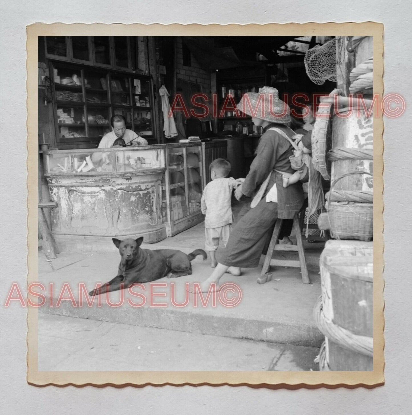 Women Children Boy Dog Grocery Shop Street Central Hong Kong Photo 香港旧照片 28916