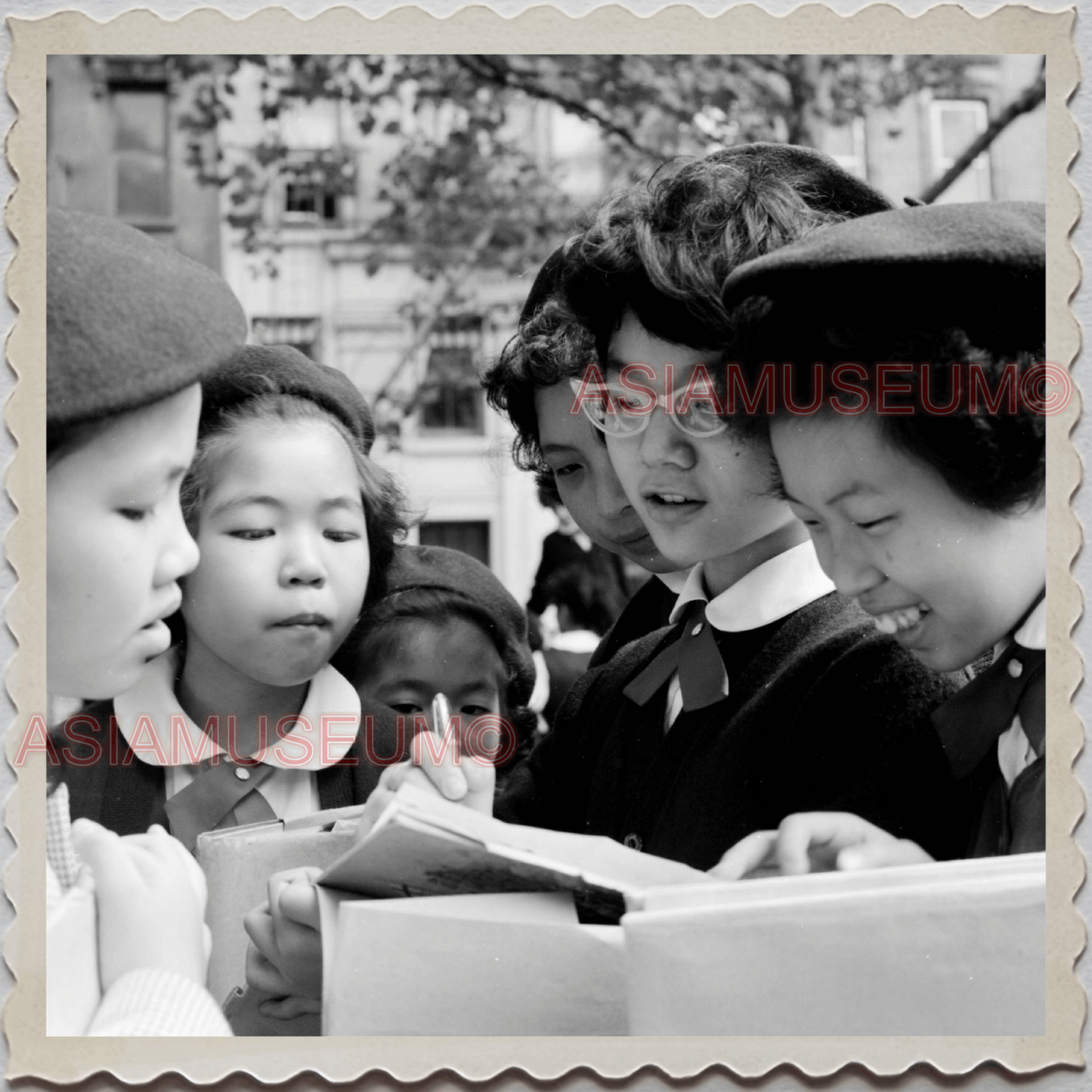 50s MANHATTAN NEW YORK CITY CHINATOWN ASIAN SCHOOL GIRL VINTAGE USA Photo 9575