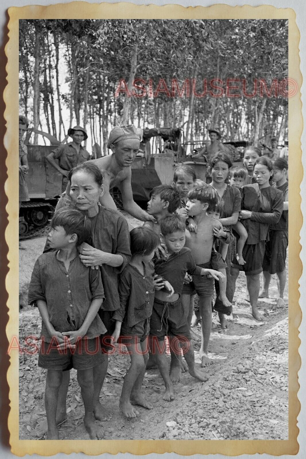 40s Vietnam War SAIGON VILLAGE VILLAGE WOMEN CHILDREN FOOD  Vintage Photo 1434