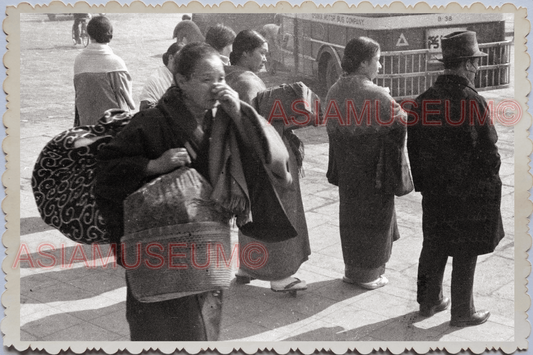 WW2 50s JAPAN KOBE STREET SCENE WOMEN MAN WESTERN SUIT BUS Vintage Photo #15941