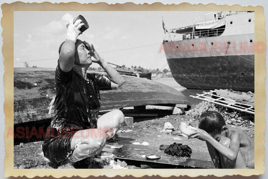 50s Vietnam War Saigon Ship Pier Boy Women Boat Wash River Vintage Photo #1141