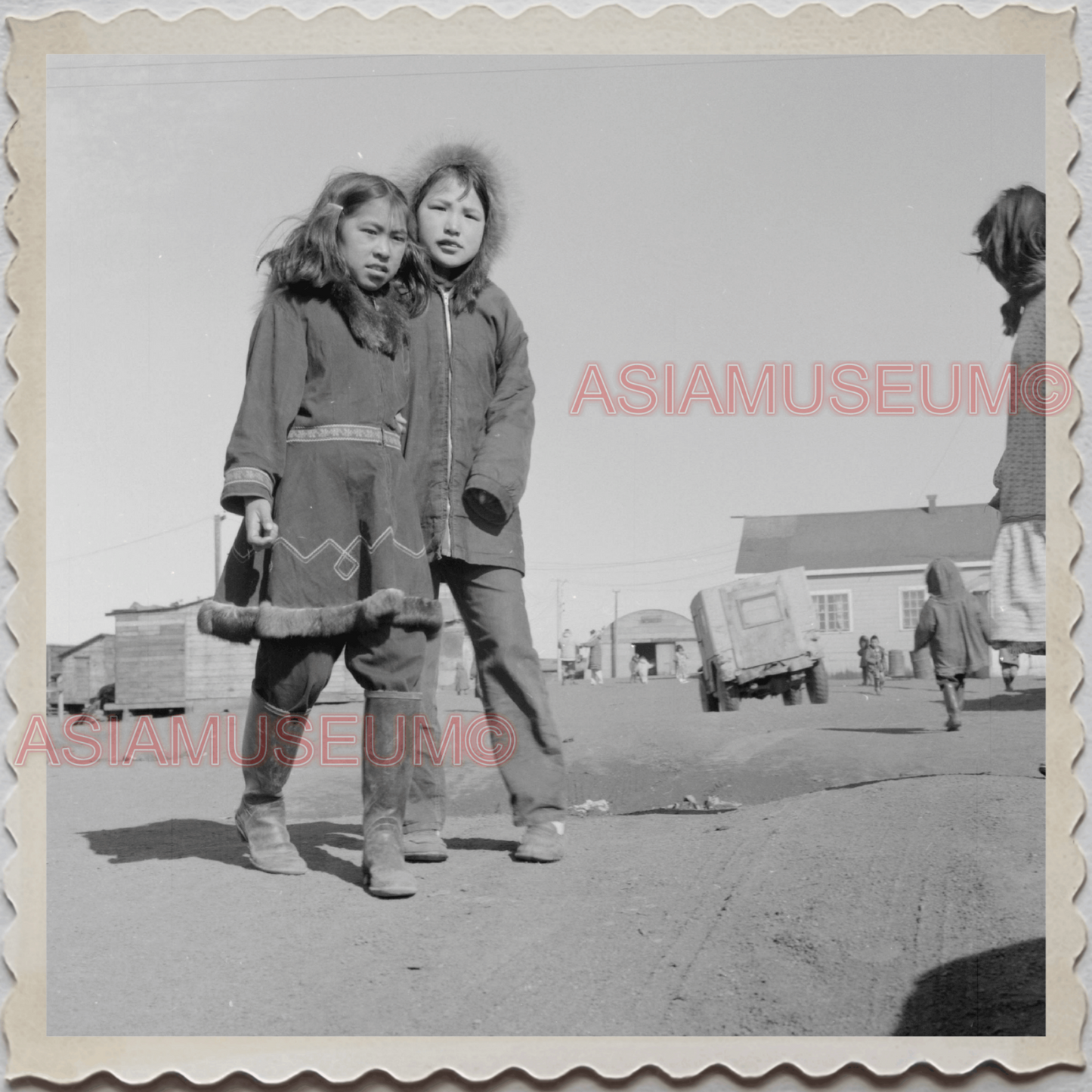 50s UTQIAGVIK NORTH SLOPE BARROW ALASKA ARCTIC GIRLS PLAY VINTAGE USA Photo 9414