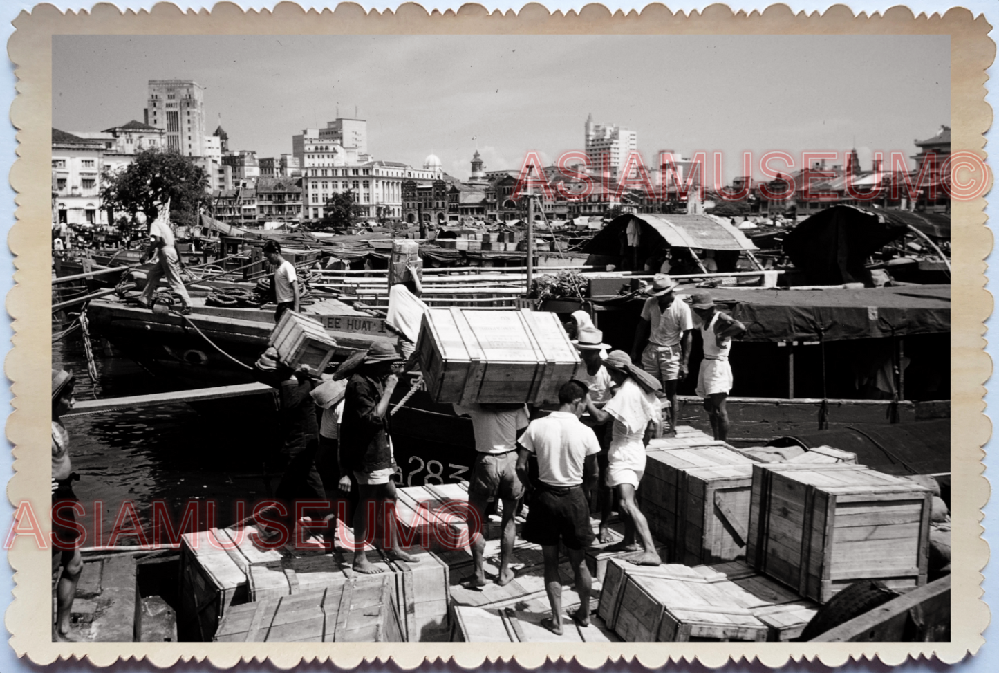 WW2 BOAT SHIP CRATE COOLIE CLARK QUAY PORT TRANSPORT RIVER SINGAPORE PHOTO 35015