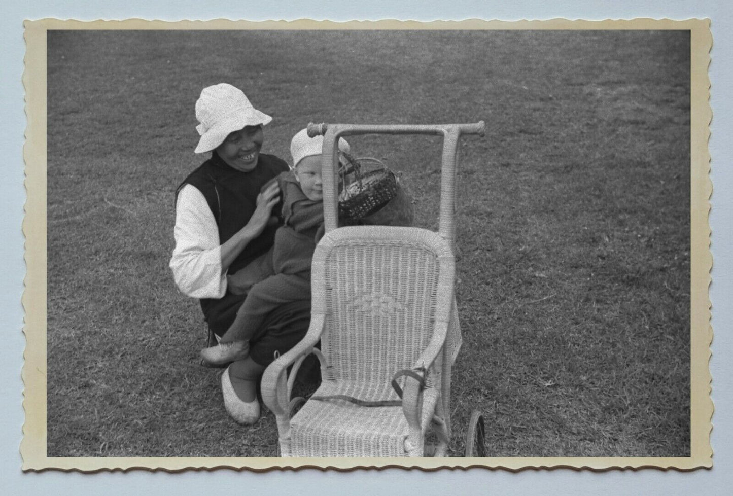 CHILDREN BOY PLAYING AT PARK WOMEN B&W Vintage China Shanghai Photo 中国上海老照片 #89