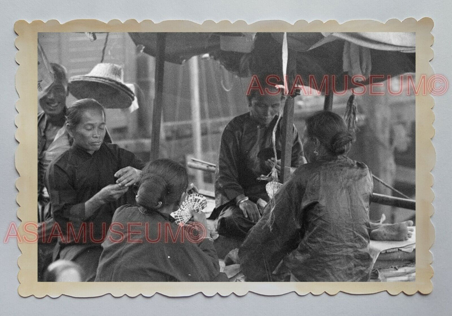 WOMEN WORKER GAMBLING PLAY CARD STREET VINTAGE B&W HONG KONG Photo 18566 香港旧照片