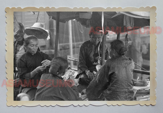 WOMEN WORKER GAMBLING PLAY CARD STREET VINTAGE B&W HONG KONG Photo 18566 香港旧照片