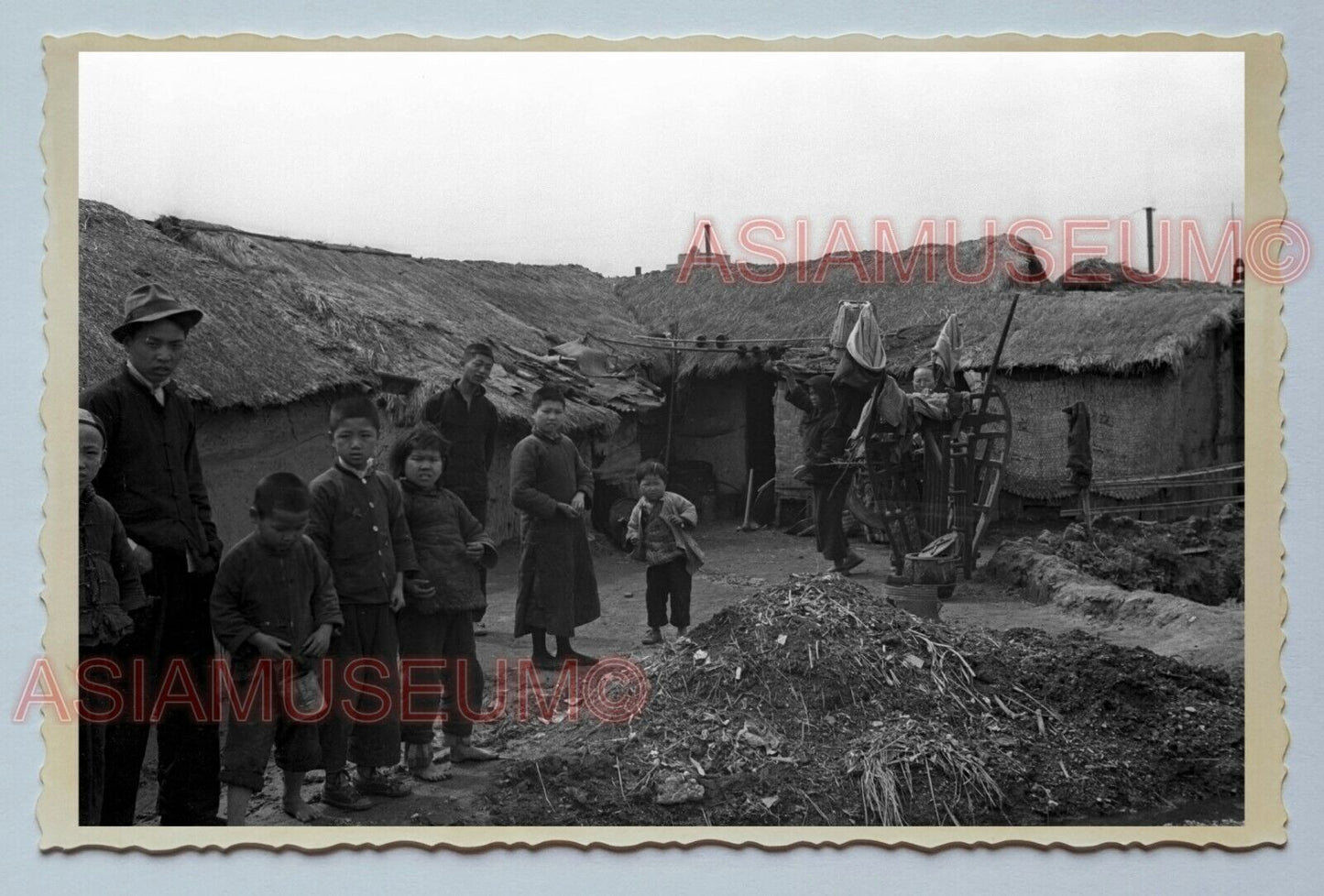 1940s VILLAGE CHILDREN PORTRAIT HUT Vintage China Shanghai Photo #163 中国上海老照片