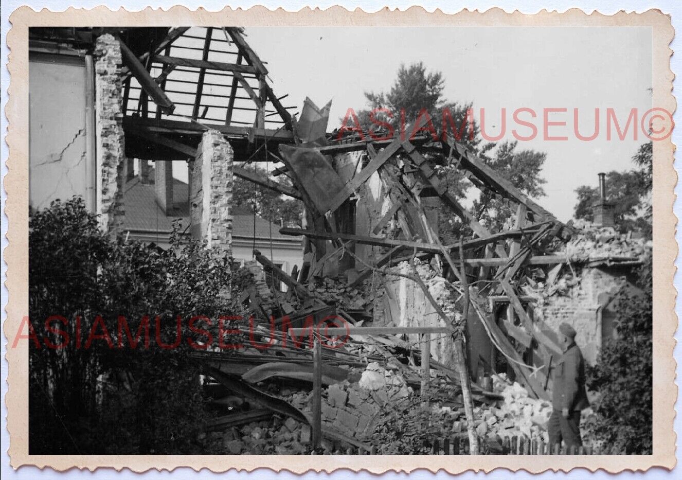 WWii D-DAY EUROPE NORMANDY ARMY Soldier Battlefield Bomb House War Photo A118