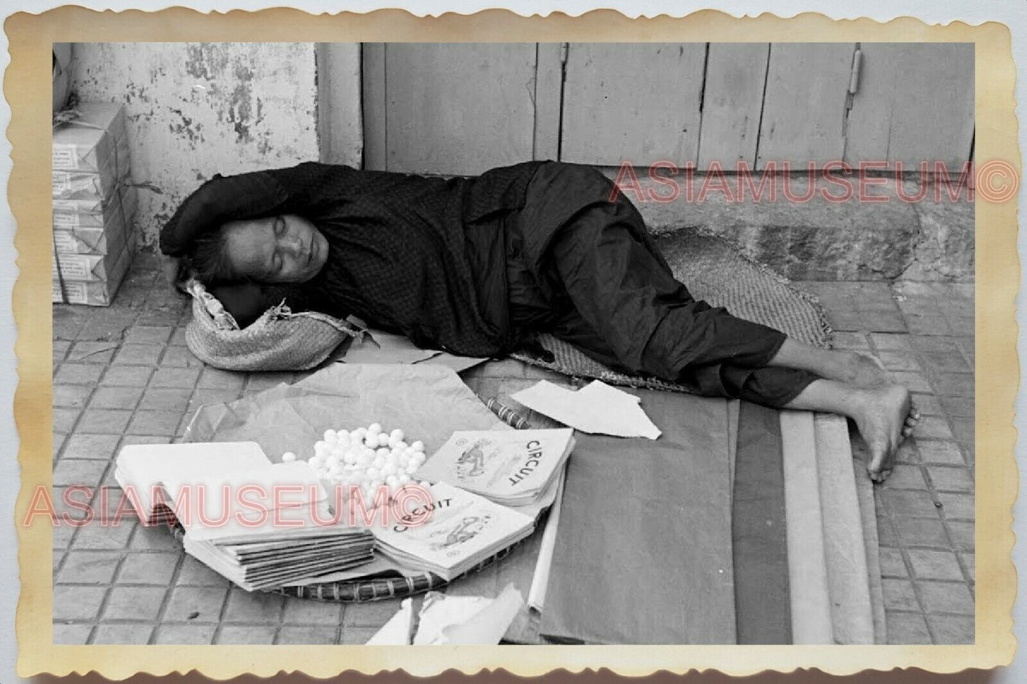 50s Vietnam War Saigon WOMEN STREET SCENE BOOKS VENDOR SLEEP Vintage Photo #1249