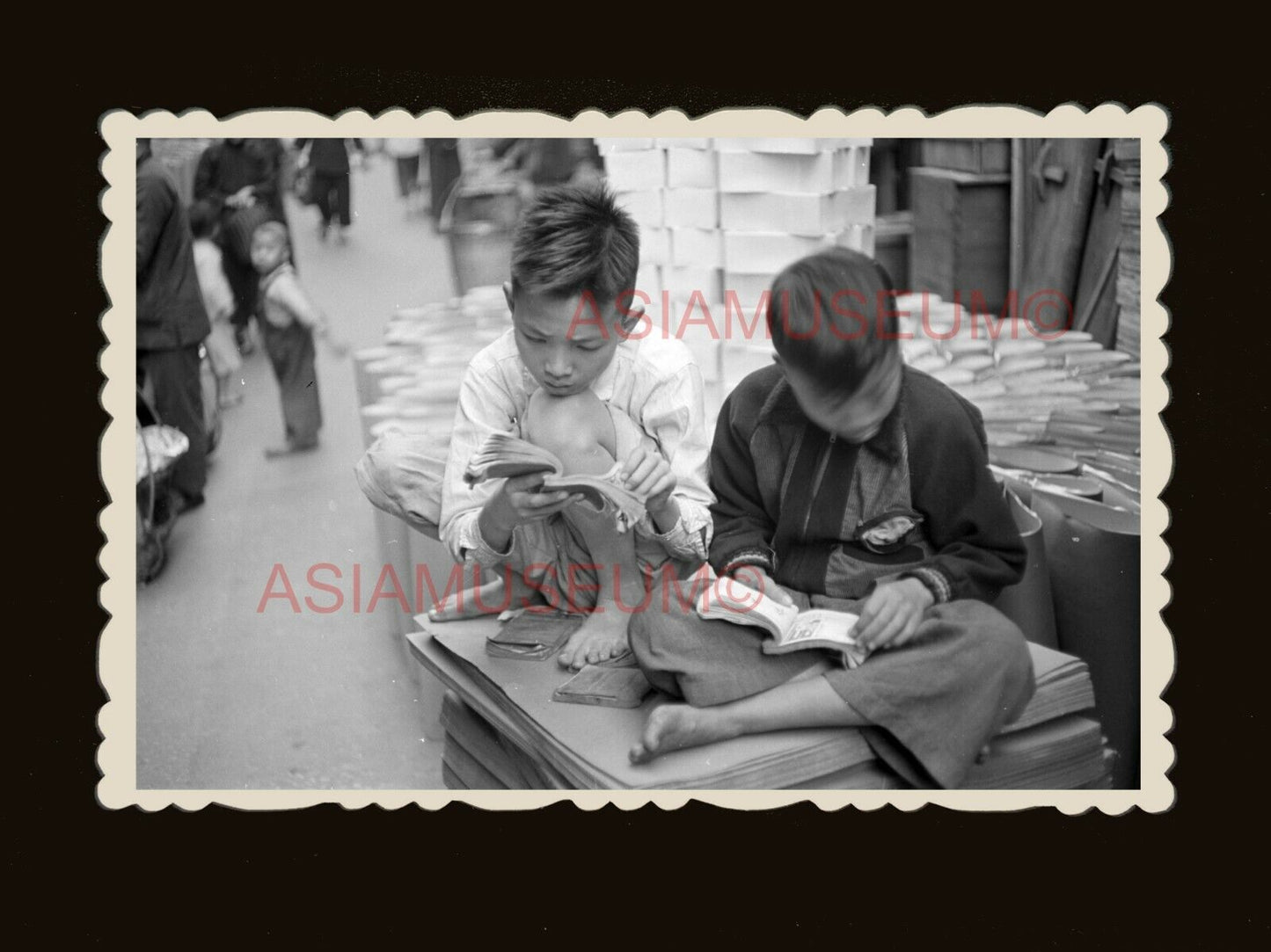 40s BOY CHILDREN BOOKS STREET ROAD MARKET B&W Old 香港老相片 Hong Kong Photo #1786