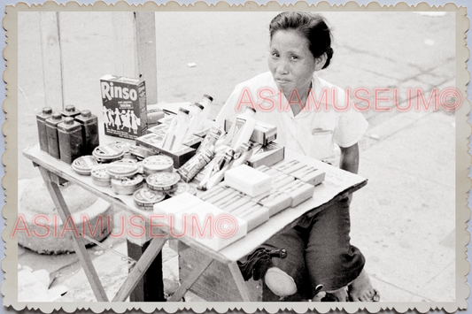 WW2 JAPAN TOKYO STREET SCENE GIRL VENDOR HOUSEHOLD PRODUCT  Vintage Photo 24797