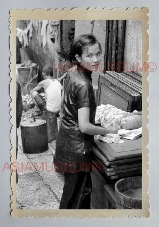 BEAUTIFUL WOMEN LADY BREASTFEED BABY STREET Vintage HONG KONG Photo 23495 香港旧照片