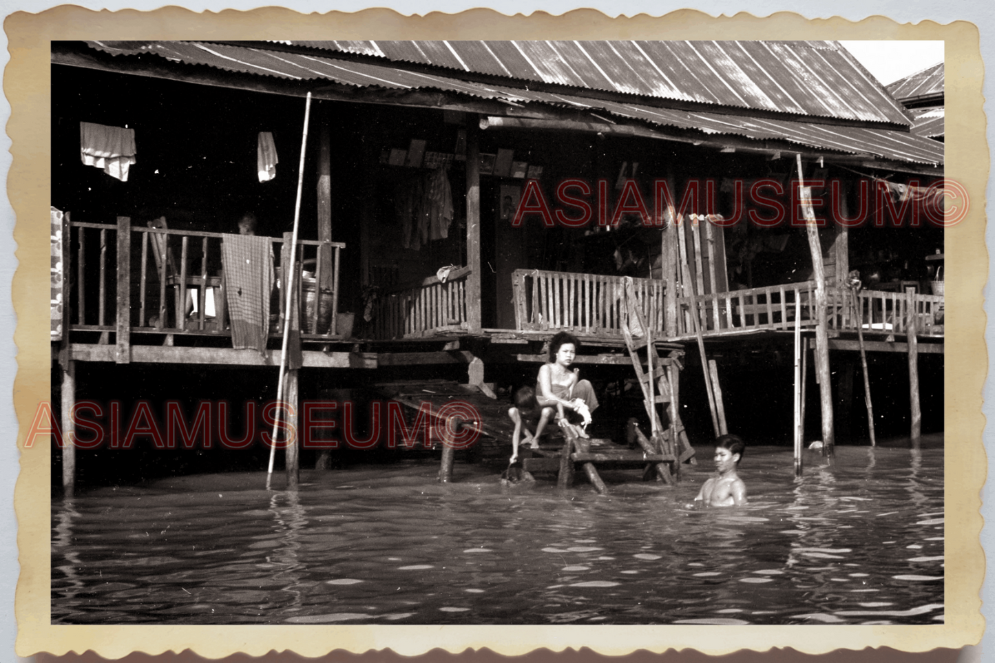 50s THAILAND BANGKOK FLOATING MARKET BOAT VILLAGE MAN BATH Vintage Photo 28165