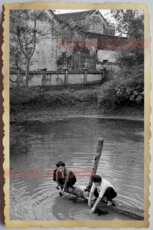 50s Vietnam SAIGON WOMEN VILLAGE LADY WASH CLOTHES LAKE POND Vintage Photo 452